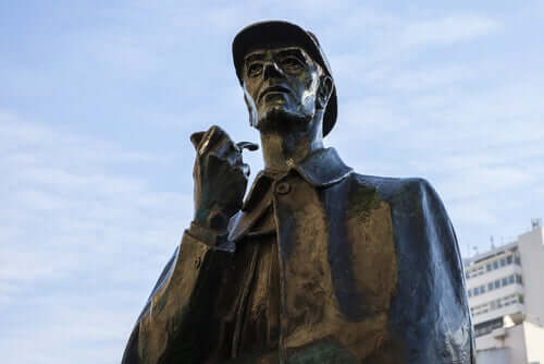 Une statue de Sherlock Holmes, personnage créé par Arthur Conan Doyle