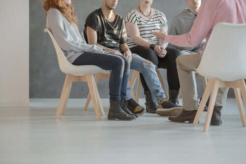 Des personnes assistent à une thérapie de groupe dans le cadre de la réhabilitation psychosociale