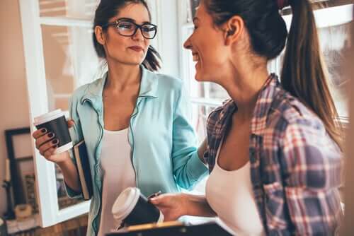 Deux amies qui sont des personnes célibataires et heureuses de l'être
