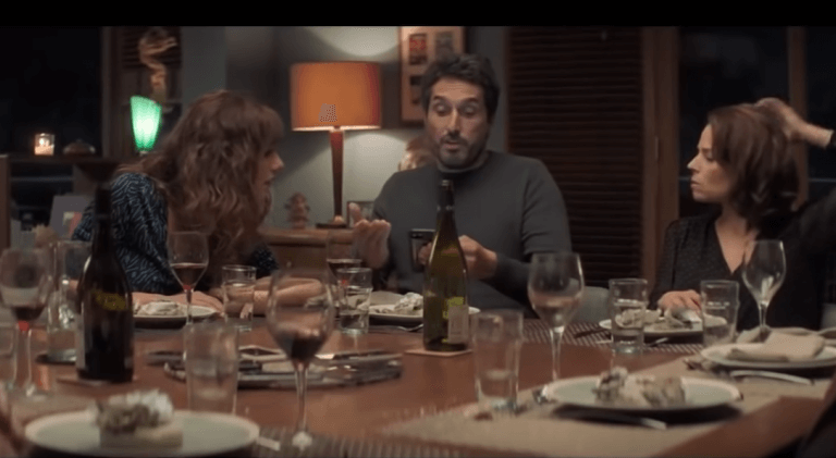 Une scène du dîner du film Le Jeu