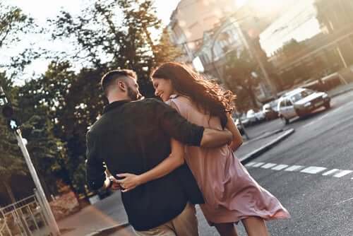Un couple qui marche dans la rue