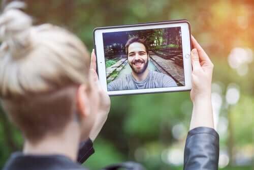 Une femme entretient sa relation à distance et parle à son partenaire par appel vidéo