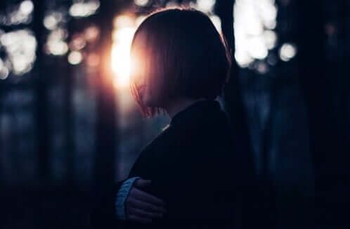 Une femme dans l'obscurité