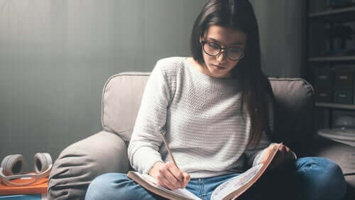 Une femme ayant des techniques d'étude