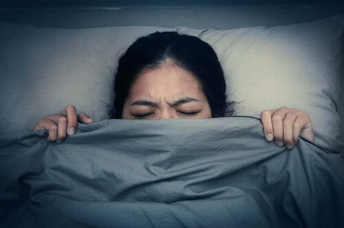 Une femme faisant un cauchemar pouvant être aidée par la thérapie par répétition d'imagerie mentale