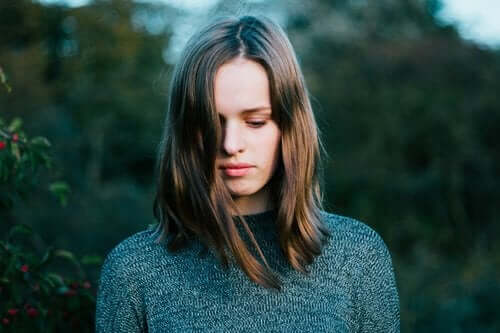 Une femme à l'air pensif