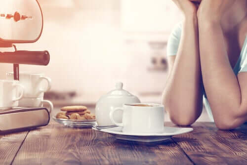 Une femme prenant son petit-déjeuner