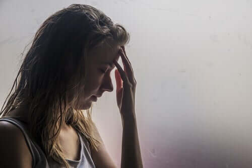 Une femme disant "on ne parle pas de ça"