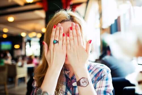 Une femme qui se cache le visage 