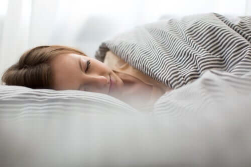 Une femme ayant une bonne hygiène du sommeil