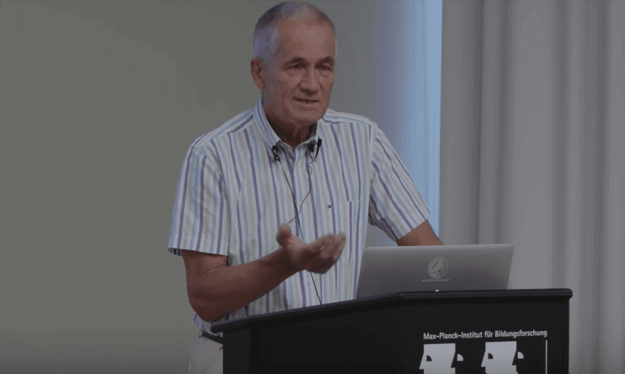 Peter Gøtzsche faisant un discours
