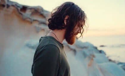 Un homme sur la plage