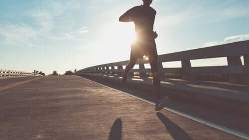 Un homme en surentraînement