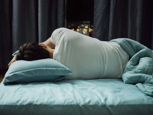Un homme qui dort
