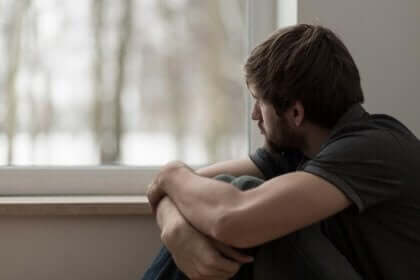 Un homme souffrant de déficits cognitifs qui regarde par la fenêtre