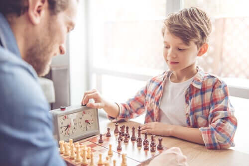 Un enfant souffrant de l'autisme à haut niveau de fonctionnement qui joue aux échecs