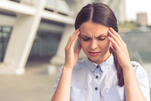 Une femme tentant de gérer une situation stressante