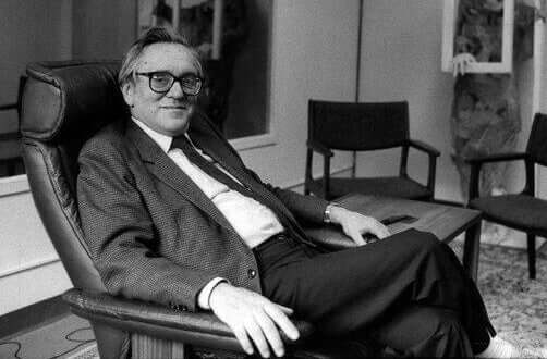 Salvador Minuchin sur un fauteuil