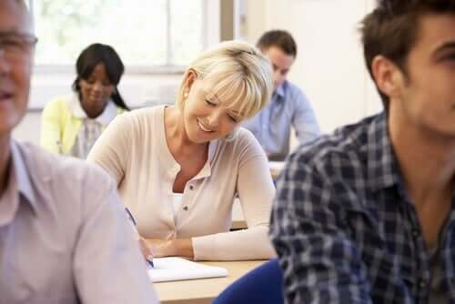 Une femme ayant décidé de reprendre les études à l'âge adulte