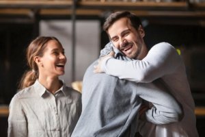 Le salut : montre-moi comment tu salues les autres et je te dirai comment tu te lies à eux