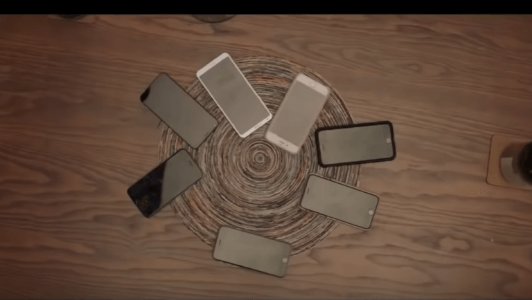 Des smartphones sur une table