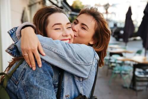 Le salut entre deux femmes qui s'enlacent