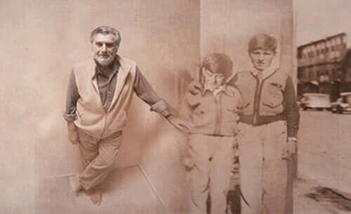 Elliot Aronson en pied