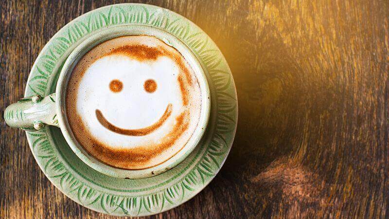 L'humour représenté par un sourire dans une tasse de café