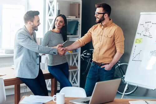 Un bon collègue de travail sait apprendre de ceux qui savent plus de choses que lui