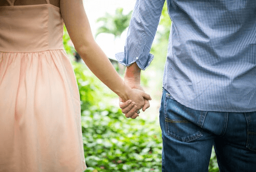 Un couple soudé qui travaille sur la communication