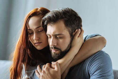Une femme disant "tu peux compter sur moi" à un homme