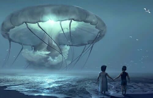 Une méduse géante au-dessus de l'eau