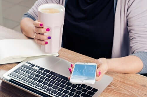 Une femme avec son smartphone