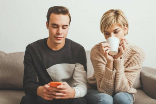 La jalousie d'une femme dans son couple