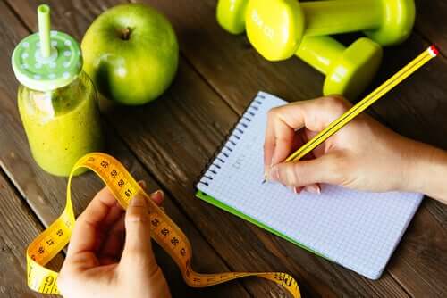 Une femme qui fait un régime note ses calories