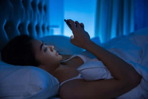L'usage d'appareils électroniques avant de dormir peut provoquer des troubles du sommeil