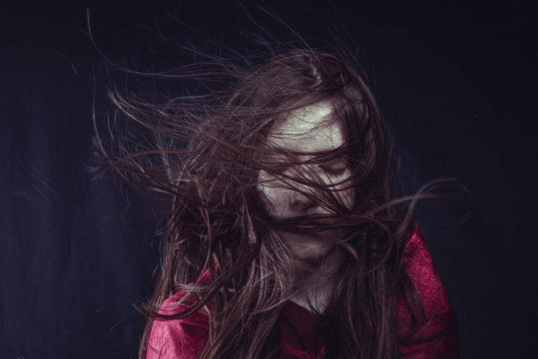 Un portrait de femme dans l'inquiétude