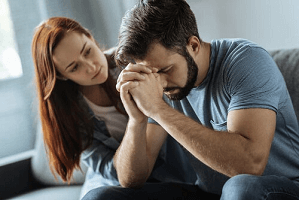 Un homme inquiet en couple ayant besoin de travailler sur la communication