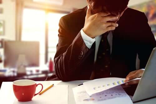 Un homme en plein surmenage au travail