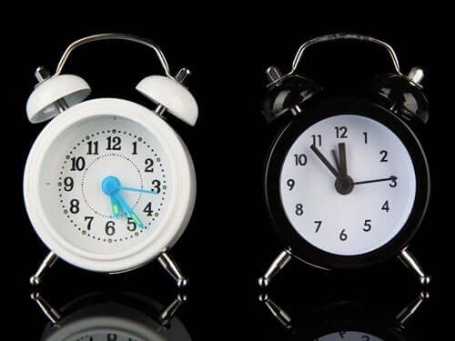 Deux réveils représentant les horloges du cerveau