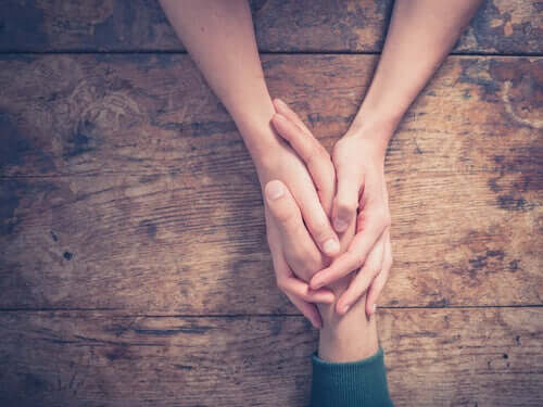 Deux personnes se tenant la main ayant passé le test d'empathie cognitive et affective