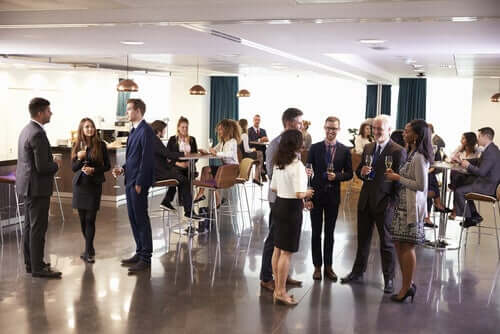 Des personnes qui font du networking 