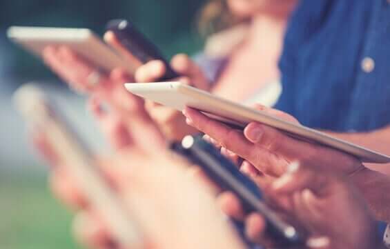 Des personnes avec des tablettes représentent la fracture numérique