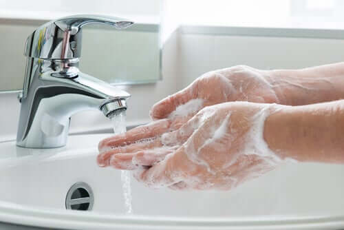 Se laver les mains de manière irrationnelle peut être un trouble obsessionnel compulsif