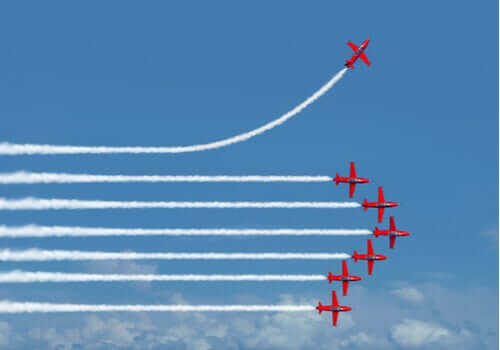 L'effet Einstellung représenté par des avions dans la même direction sauf un