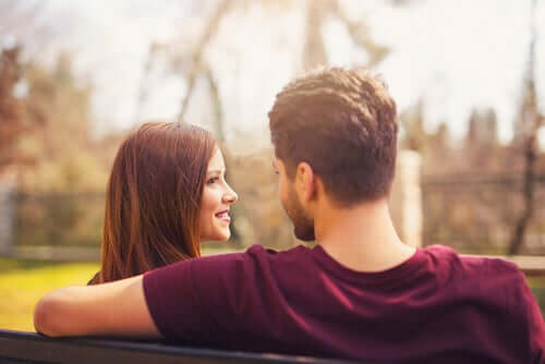 Un couple discutant sur un banc