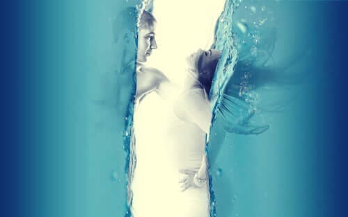 Un couple dans l'eau