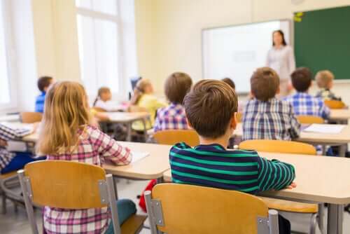 Une classe d'élèves en pleine évaluation