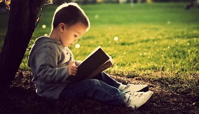 Un enfant lisant grâce à la méthode syllabique