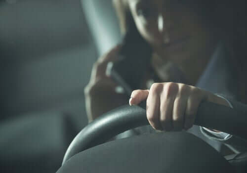 Téléphoner au volant peut donner lieu à un accident de voiture